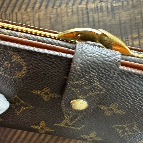 Louis Vuitton vintage compact kiss lock wallet - Picture 7 of 16